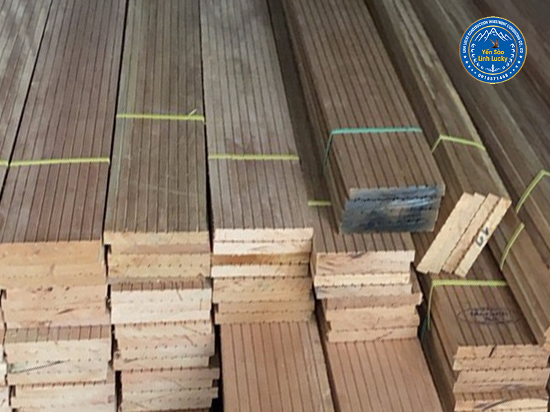 Gỗ- ván đóng nhà Yến