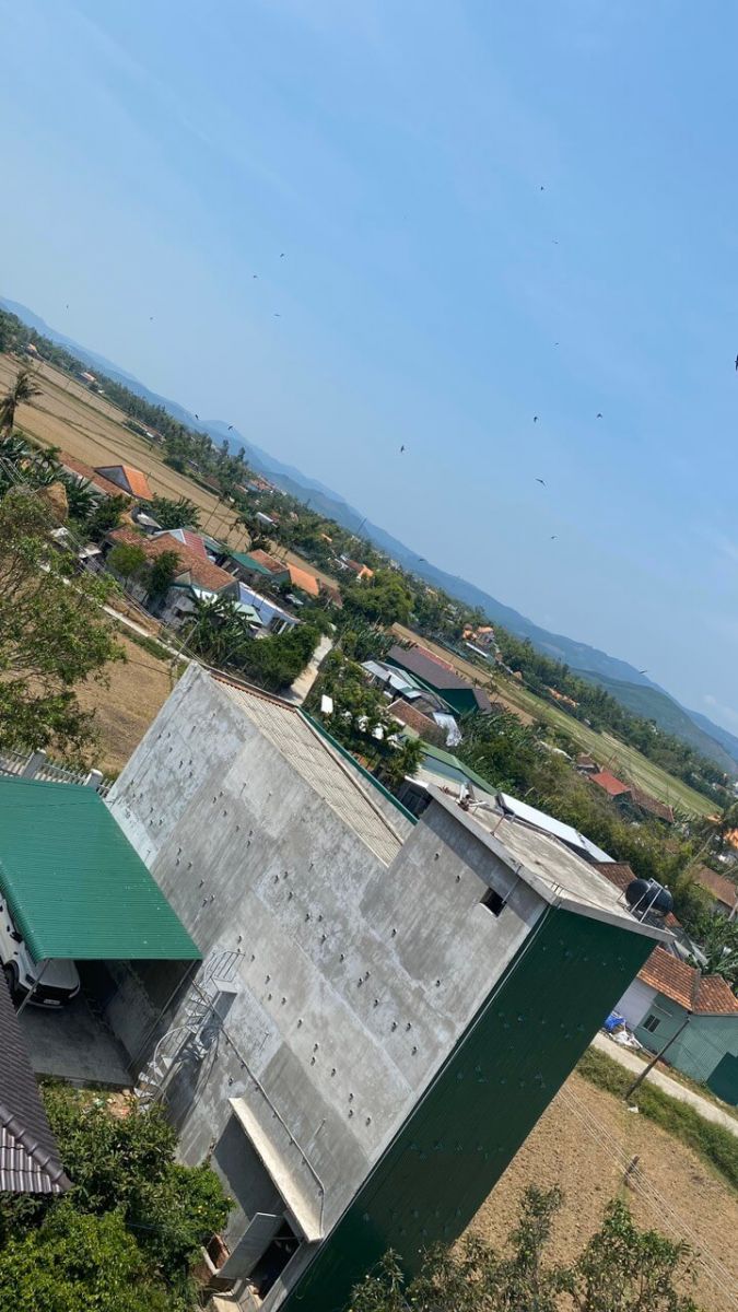 Diện tích nhà nuôi yến tối thiểu phải đạt 150m2 với rộng tối thiểu 5m và chiều sâu tối thiểu 15m