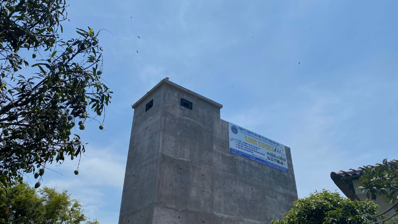 Nhà yến được xây với các lam gỗ và giá đỡ tổ yến